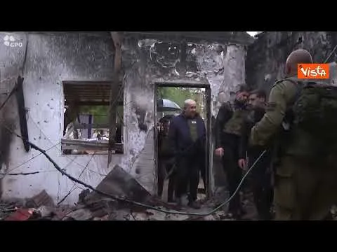 Guerra in Israele, Nethanyahu visita uno dei kibbutz attaccati da Hamas con Elon Musk