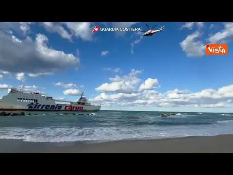 Nave arenata davanti a Milazzo in Sicilia in corso le operazioni della Guardia Costiera