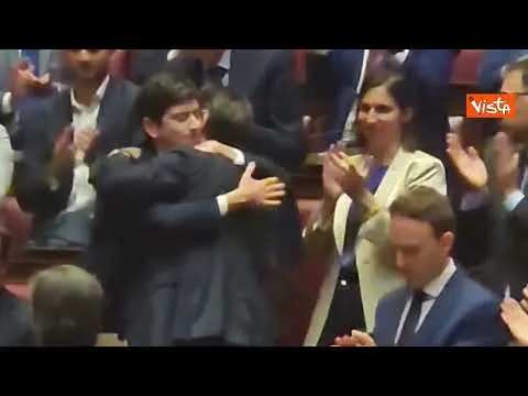 L'abbraccio tra Conte e Speranza dopo i rispettivi interventi alla Camera sulla Commissione covid