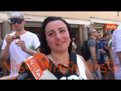 Caldo a Roma, le voci dei turisti: Ci rinfreschiamo con un gelato e vicino alle fontane
