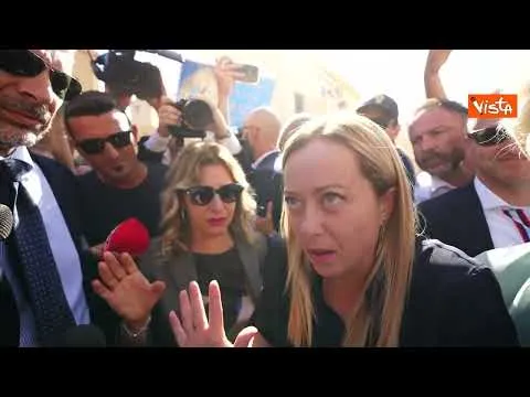 Lampedusani bloccano il convoglio di Meloni, la premier li incontra: "Ci metto la faccia"