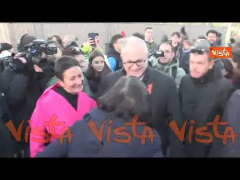 L'abbraccio tra Schlein e Gualtieri alla manifestazione "Non una di meno" a Roma