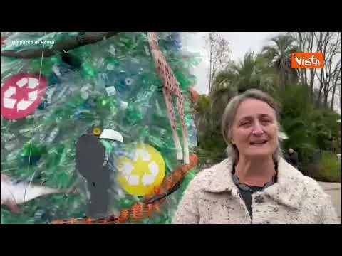 Al Bioparco di Roma l’Albero di Natale del riciclo, realizzato con 2500 bottiglie di plastica