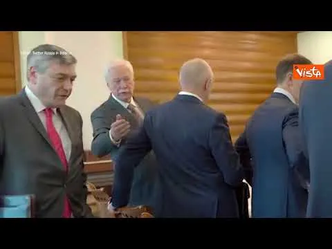 L'arrivo delle delegazioni di Russia e Ucraina per i negoziati a Brest