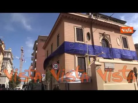 La bandiera dell'Unione europea "abbraccia" il palazzo dell'ambasciata ucraina a Roma