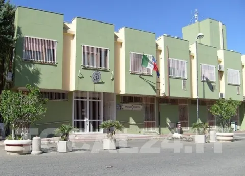 "Chi lascia a casa di lavare i piatti non si faccia eleggere consigliere": frasi sessiste al Consiglio comunale di Cirò Marina