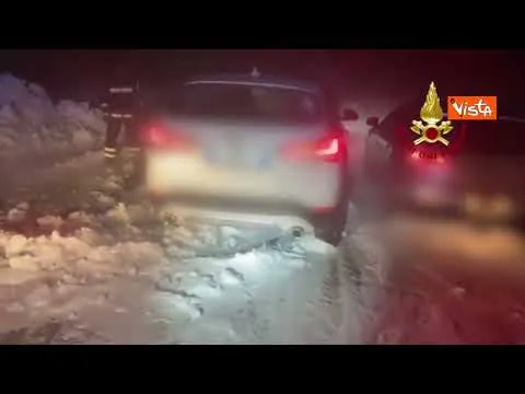 Neve a Castelluccio di Norcia, automobilisti in difficoltà soccorsi dai Vigili del Fuoco