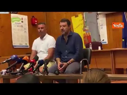 Salvini a Lampedusa: "Accoglienza a tutti i costi è business milionario"