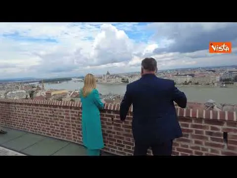 Meloni accolta da Orban con un baciamano alla Chiesa carmelitana di Buda