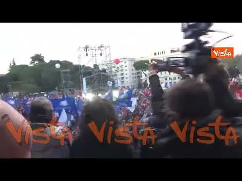 "Bella ciao" chiude la manifestazione per la pace di Roma, le immagini dal palco