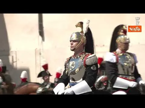 Mattarella al cambio della guardia al Quirinale, la coreografia eseguita davanti al Presidente