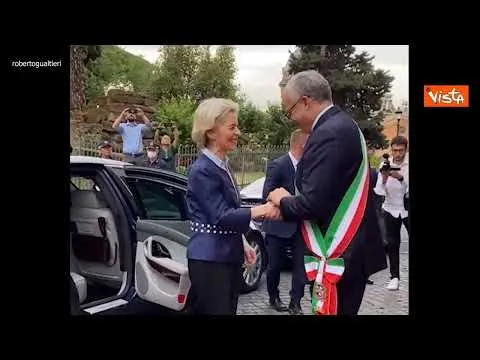 La presidente della Commissione Ue von der Leyen al Campidoglio ammira la vista sui Fori Imperiali