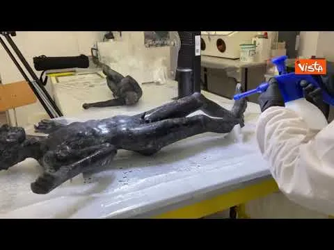 San Casciano come Riace, 24 statue di bronzo affiorano dall'acqua. Le immagini