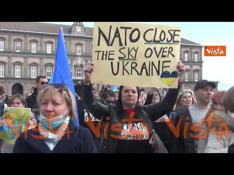 "Nato chiudi lo spazio aereo sull'Ucraina", i cartelli alla manifestazione per la pace a Napoli
