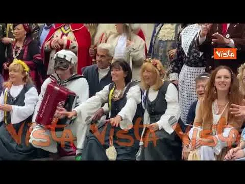 Le maschere italiane a Montecitorio, in Piazza coi costumi tradizionali