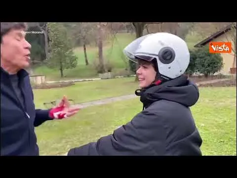 Gianni Morandi e lo sketch con il nipote in moto: "Ti ho detto di andare piano, che ti ridi"