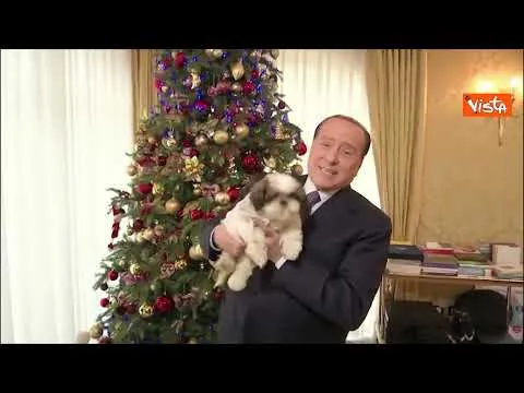 Il Buon Natale di Silvio Berlusconi insieme alla nuova arrivata Gilda, una cagnolina di razza Shitzu