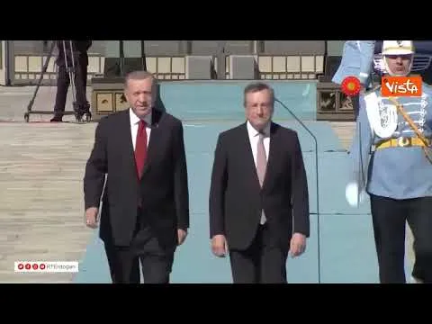 "Merhaba asker", il saluto in turco di Draghi per i soldati ad Ankara