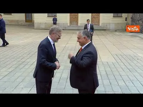 Il Presidente ungherese Orbán arriva al Vertice della Comunità politica europea a Praga
