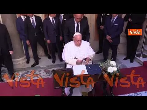 Papa Francesco alla Camera Ardente di Giorgio Napolitano a Palazzo Madama