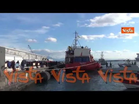 Ecco lo sbarco dalla nave Sea Eye 4 a Napoli