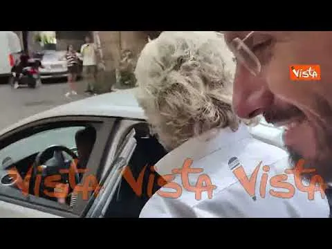 Grillo lascia l'Hotel Forum dopo l'incontro con Conte recitando una frase in cinese
