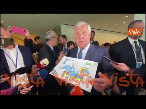 Tajani mostra cartina con flussi migrazioni Africa: "Italia Paese più esposto"