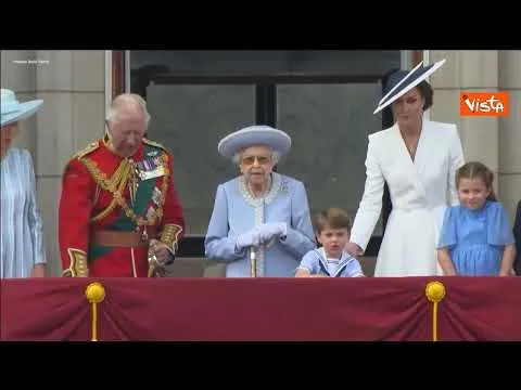 La regina Elisabetta sta male, eccola al balcone di Buckingham Palace per il Giubileo di Diamante