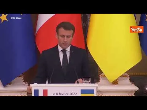 Russia - Ucraina, Macron a Kiev: "Ci sono soluzioni concrete per mettere fine alla crisi"
