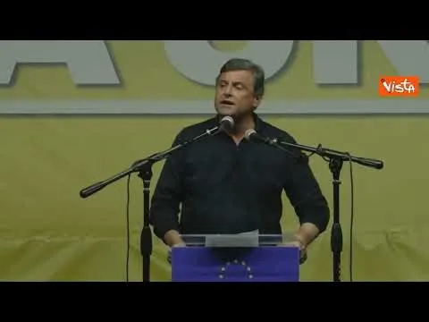 Calenda: "Mi dispiace Letta non sia qui, nostra piazza non lo avrebbe fischiato"