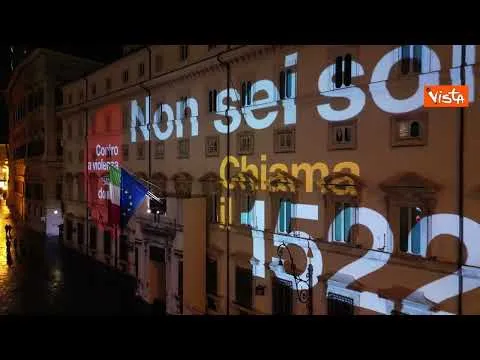 Palazzo Chigi illuminato con il numero antiviolenza 1522, le immagini dal drone