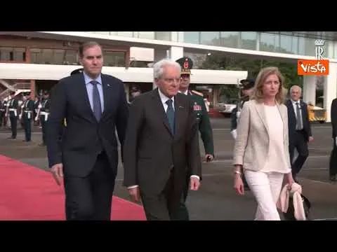 Termina il viaggio di Mattarella in Paraguay, le immagini della partenza per Roma