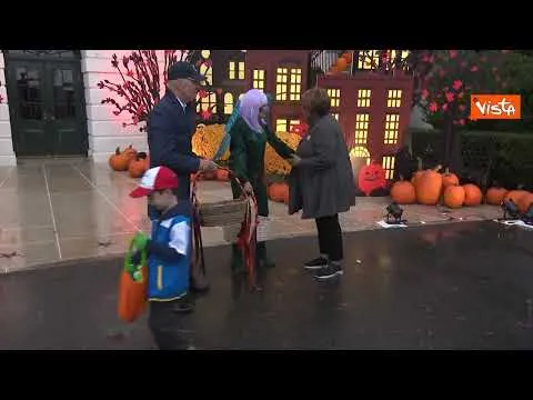 Biden e la First Lady regalano dolcetti ai bambini per Halloween