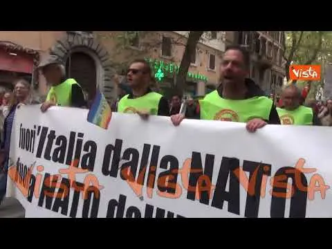 Manifestazione per la pace di Roma, gruppo di ragazzi canta Bella Ciao in tedesco