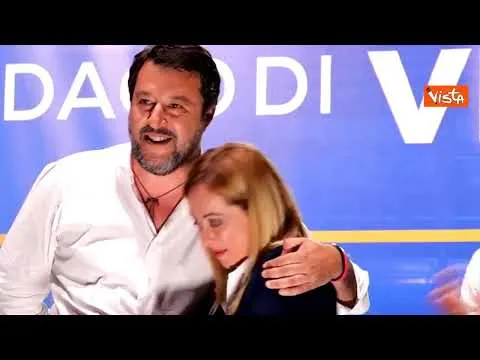 Salvini e Meloni insieme sul palco di Verona, la leader di FdI: Non faremo fine di Romeo e Giulietta