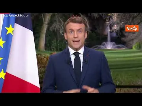 Macron e l'appello ai no vax: "Vaccino riduce forme gravi Covid"