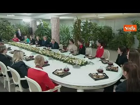 Putin parla dei partner internazionali e fa le virgolette con le mani