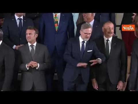 Primo vertice della Comunità politica Ue a Praga, la foto di gruppo dei leader