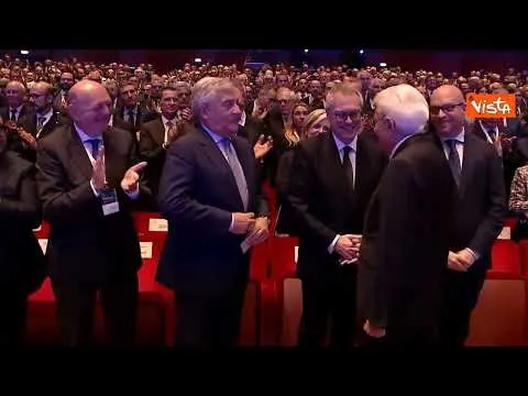 Standing ovation per Mattarella al termine del discorso a Confindustria