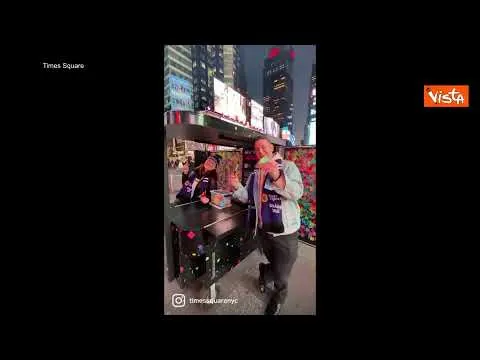 I desideri del 2022 scritti sui coriandoli che saranno lanciati a Times Square a Capodanno