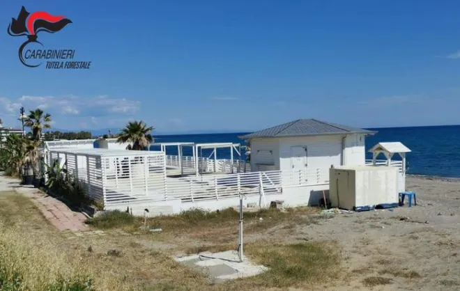 Mandatoriccio, sequestrato stabilimento balneare in un’area sottoposta a vincolo