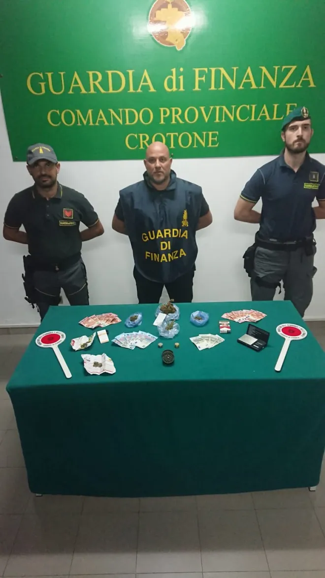 Crotone, smantellata piazza di spaccio davanti la chiesa di San Domenico