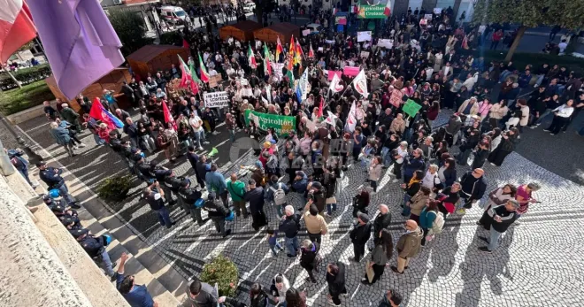 Caro vita: a Crotone scendono in piazza studenti, famiglie ed agricoltori