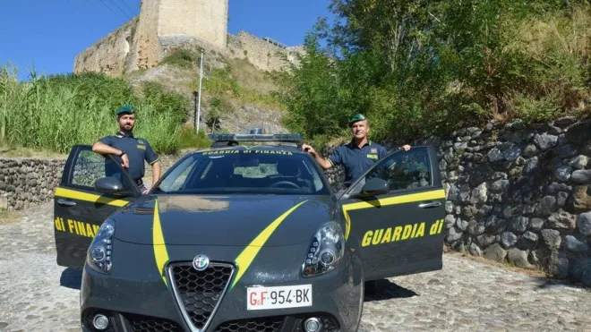 Estate, controlli della Guardia di Finanza sul Tirreno cosentino: trovati 28 lavoratori in nero