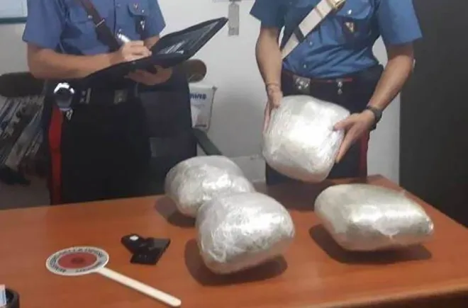 Diretto a Firenze con 4.5 kg di marijuana nel trolley, 26enne arrestato a Rosarno