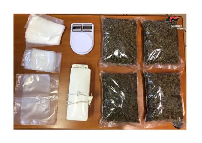 In auto con 2 kg di marijuana: arrestato 39enne di Cassano