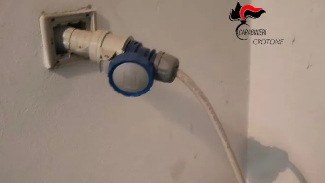 Scoperto furto di energia elettrica nel crotonese: tre denunce
