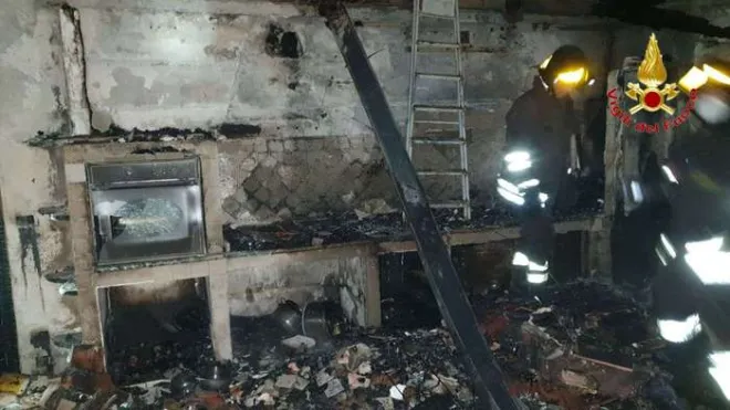 Incendio danneggia un palazzo a Gerocarne, illesi gli inquilini