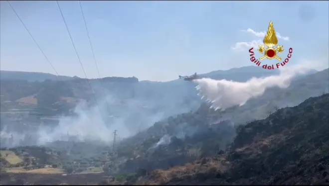 Vasto incendio a Caulonia: impiegate da giorni varie unità dei Vigili del Fuoco tra terra e aria (VIDEO)
