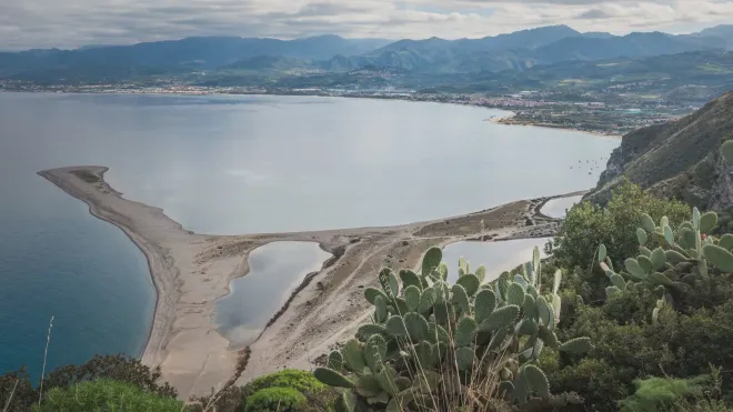 Calabria e Sicilia collegate da nuovi cavi sottomarini: al via i lavori
